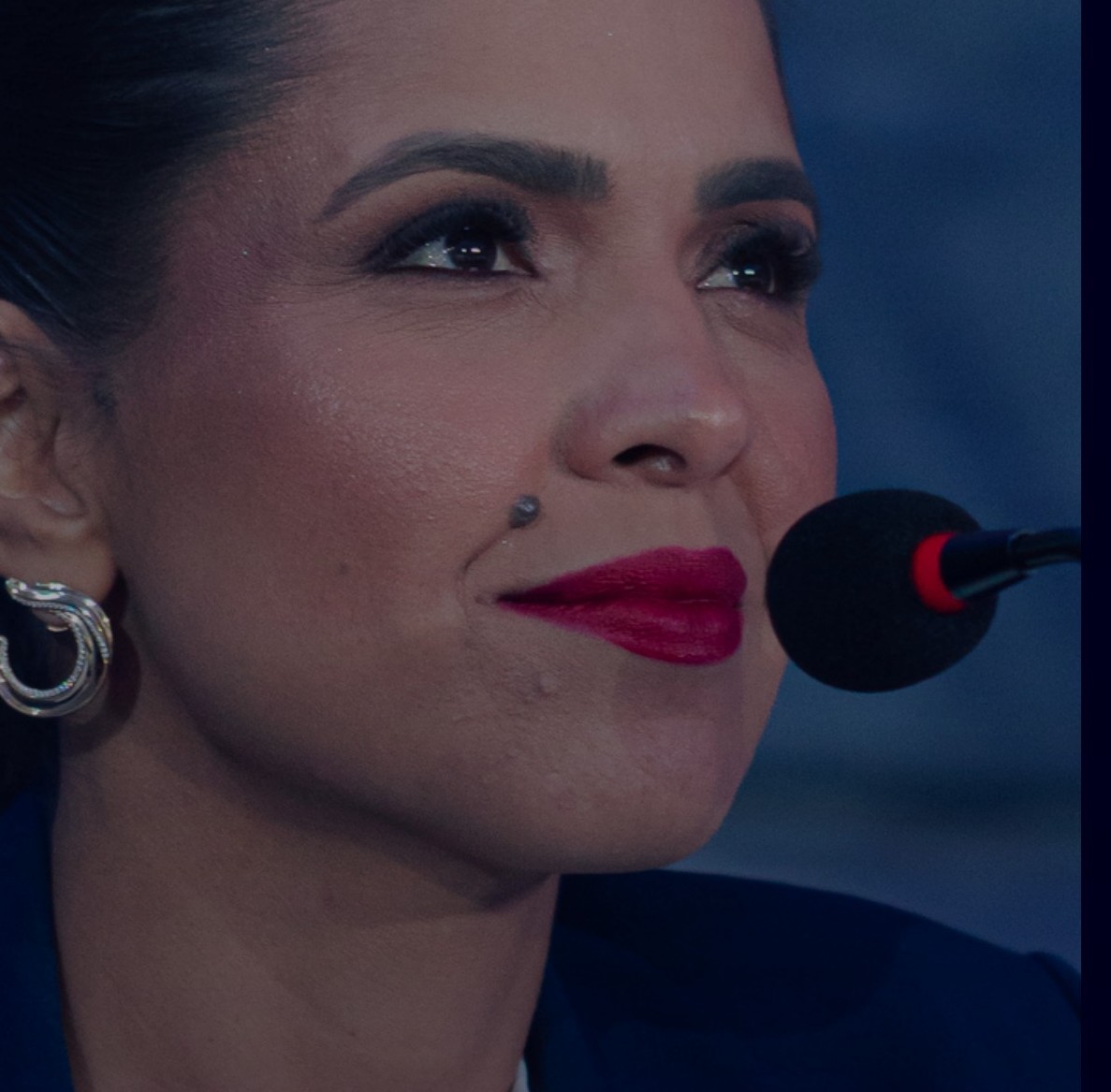 Andressa Prestes falando em um painel